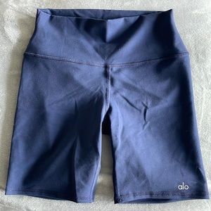 ALO YOGA
High Waist Biker Shorts size Medium
